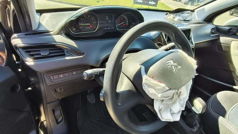 PEUGEOT 208 -