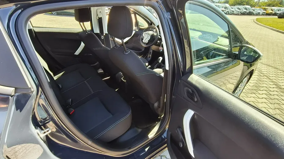 PEUGEOT 208 -