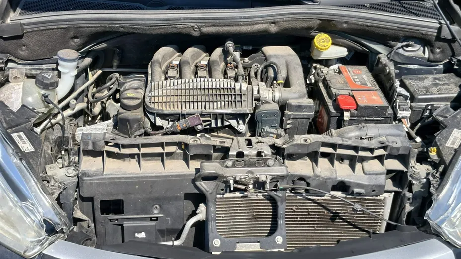 PEUGEOT 208 -