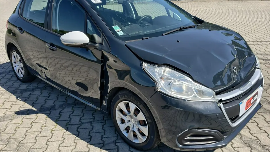 PEUGEOT 208 -