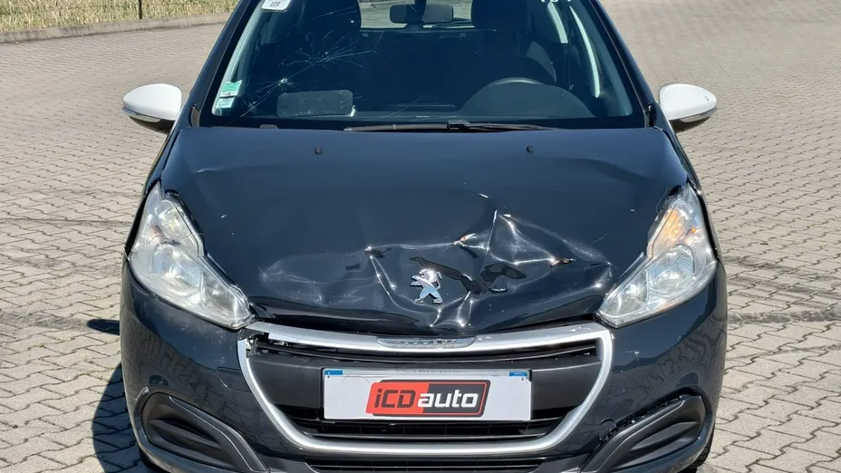 PEUGEOT 208 -