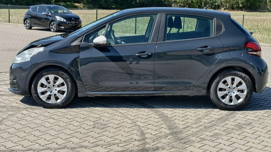PEUGEOT 208 -