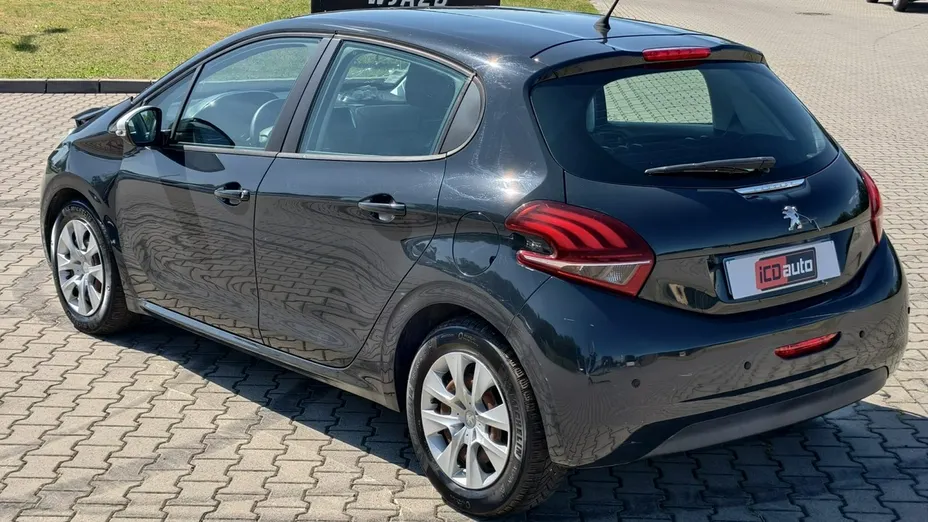 PEUGEOT 208 -