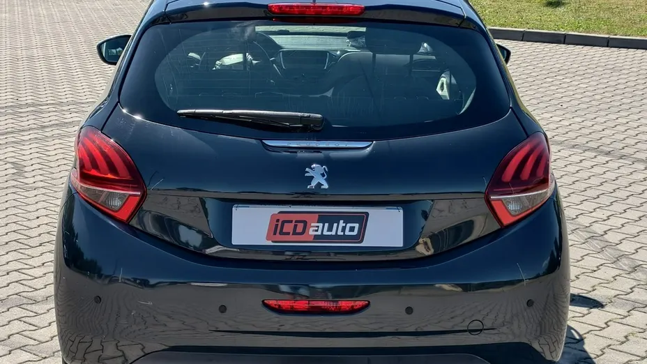 PEUGEOT 208 -