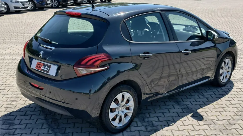 PEUGEOT 208 -