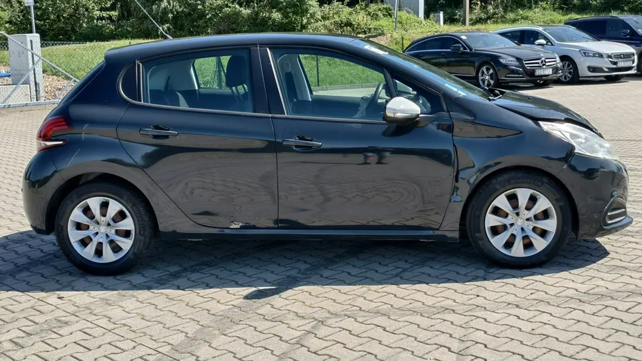 PEUGEOT 208 -