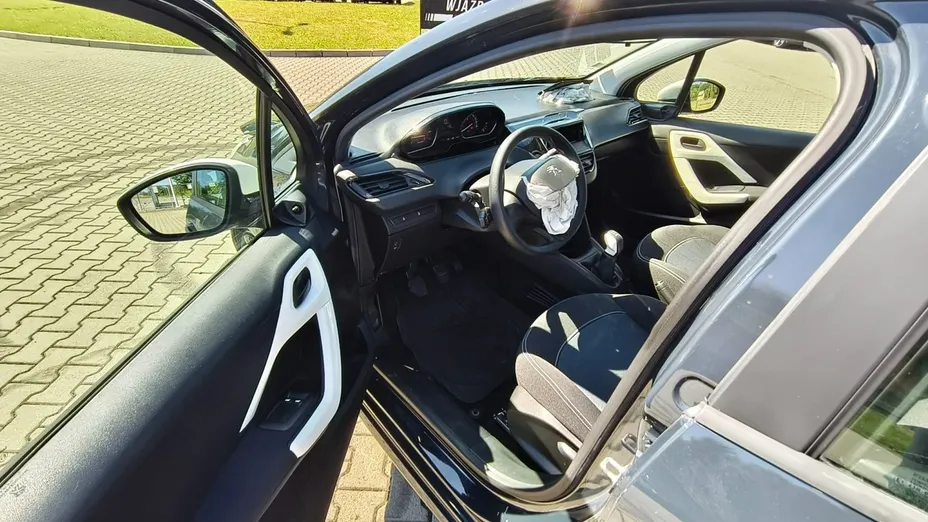 PEUGEOT 208 -