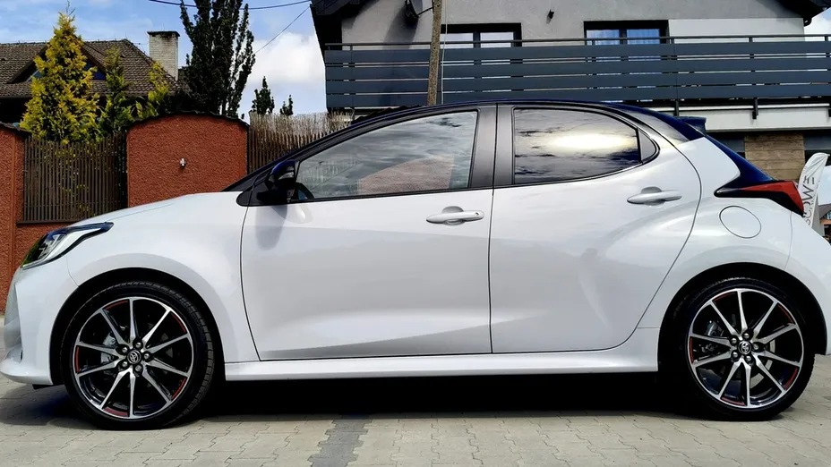 TOYOTA Yaris -