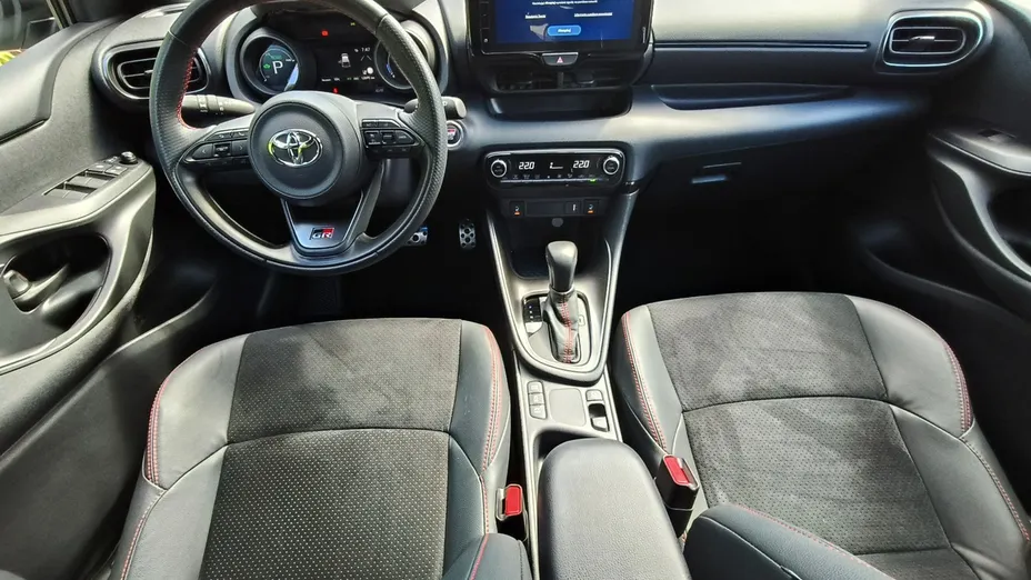 TOYOTA Yaris -