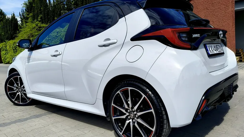 TOYOTA Yaris -