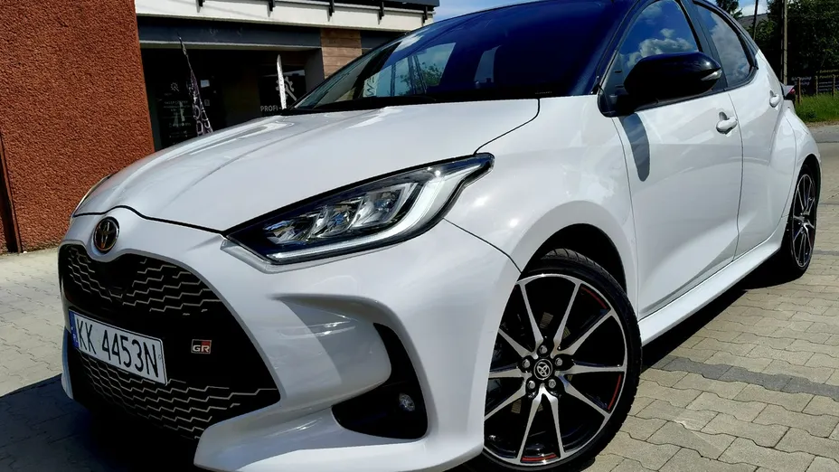 TOYOTA Yaris -