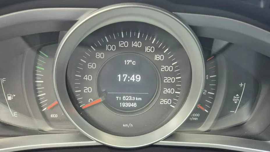 VOLVO V40 -