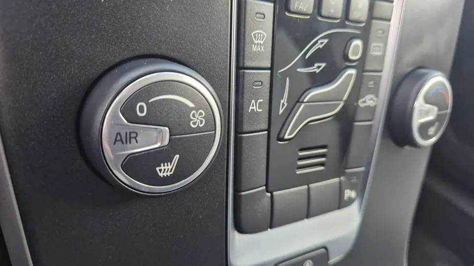 VOLVO V40 -