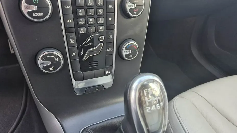 VOLVO V40 -