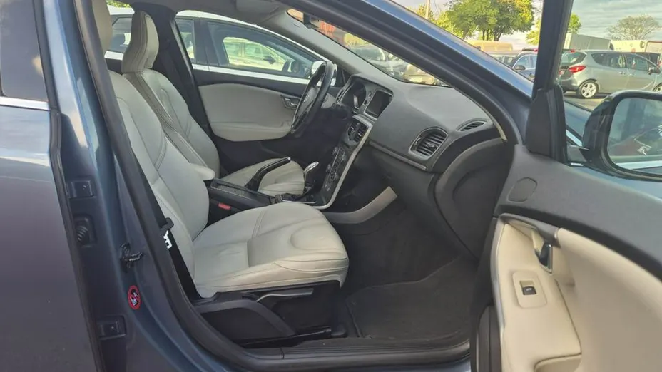 VOLVO V40 -
