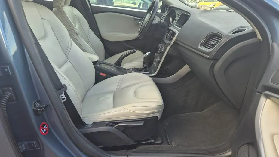 VOLVO V40 -