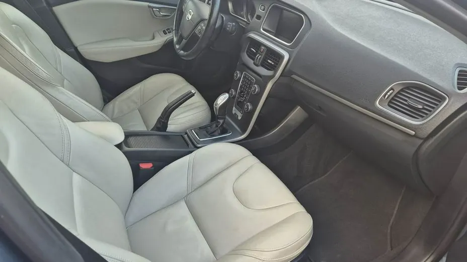 VOLVO V40 -