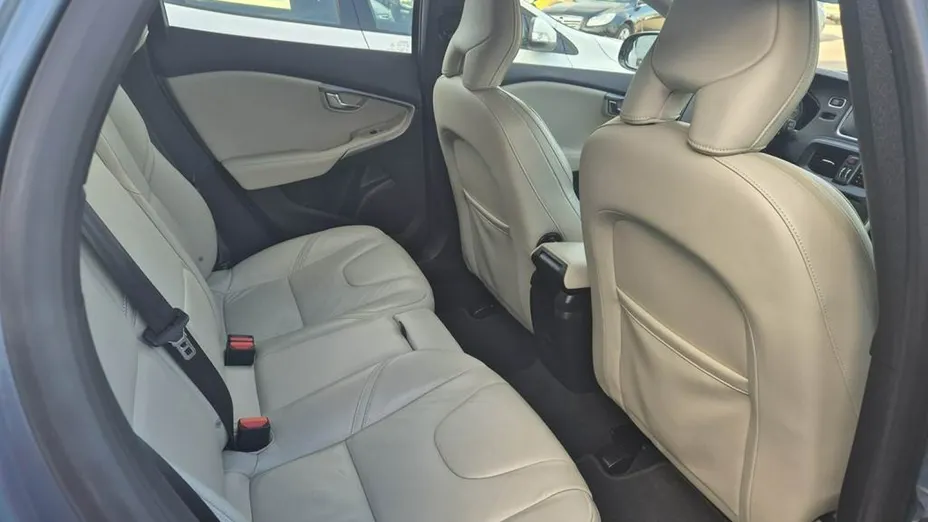 VOLVO V40 -