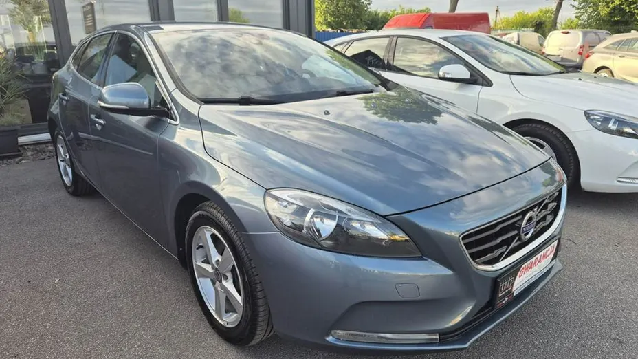 VOLVO V40 -
