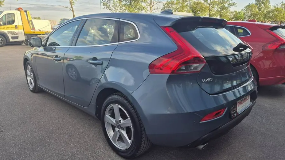 VOLVO V40 -