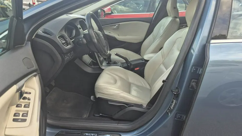VOLVO V40 -