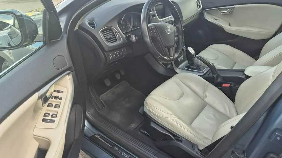 VOLVO V40 -
