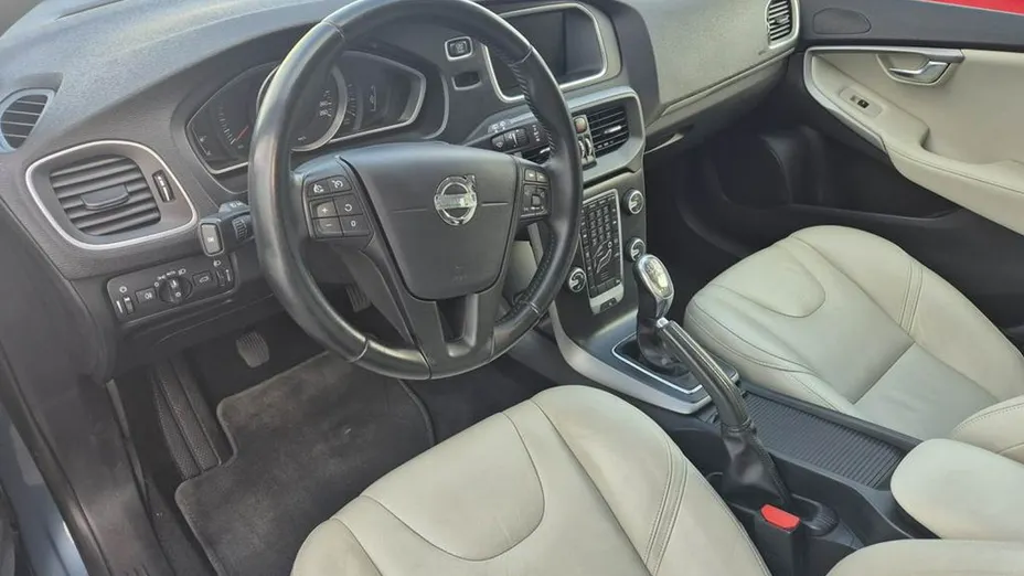 VOLVO V40 -
