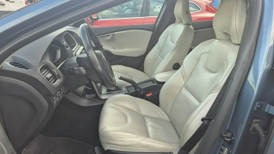 VOLVO V40 -