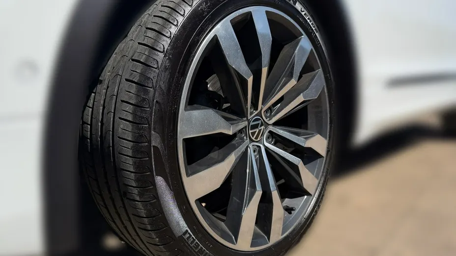 VOLKSWAGEN Tiguan -