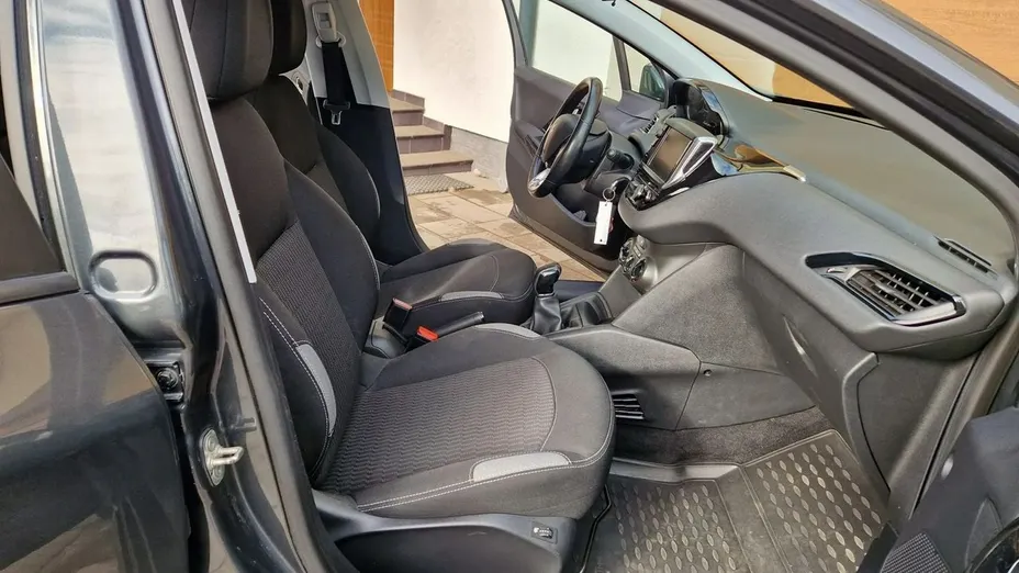 PEUGEOT 208 -