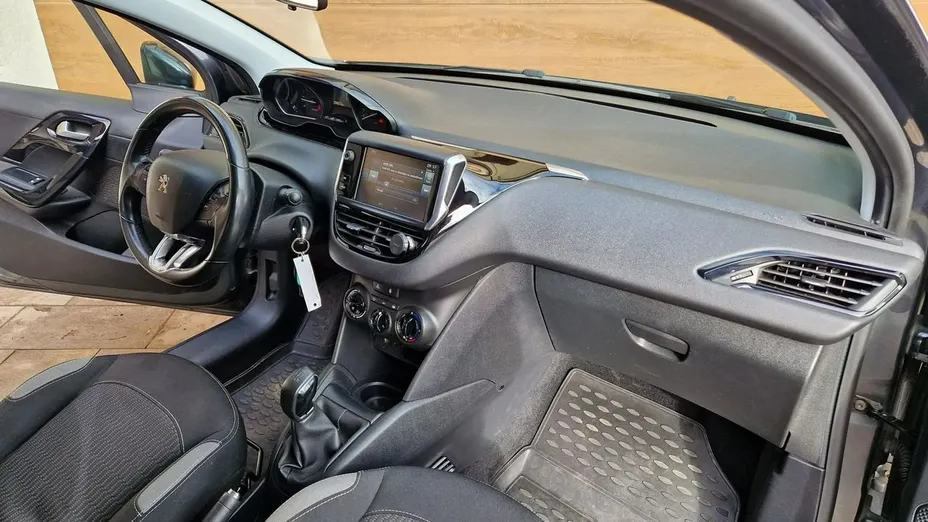 PEUGEOT 208 -