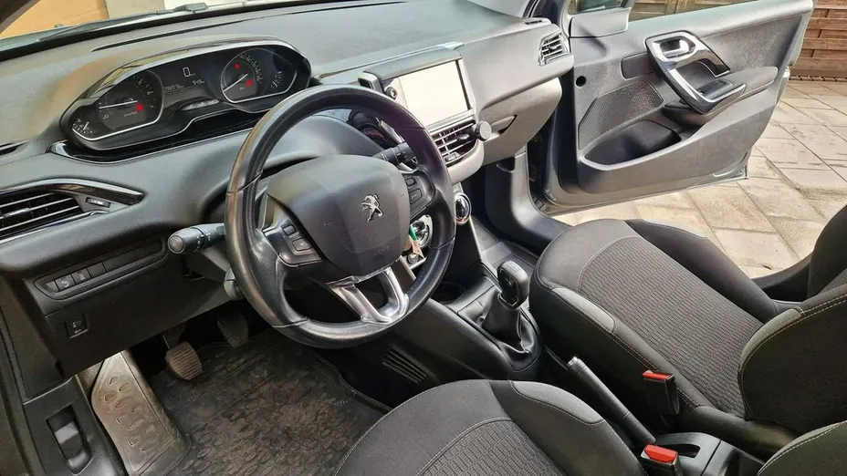 PEUGEOT 208 -