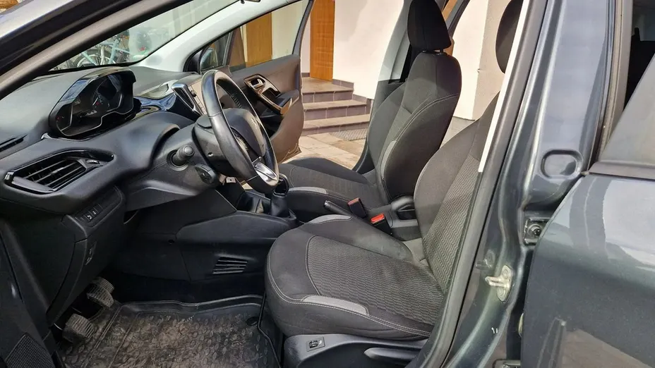 PEUGEOT 208 -