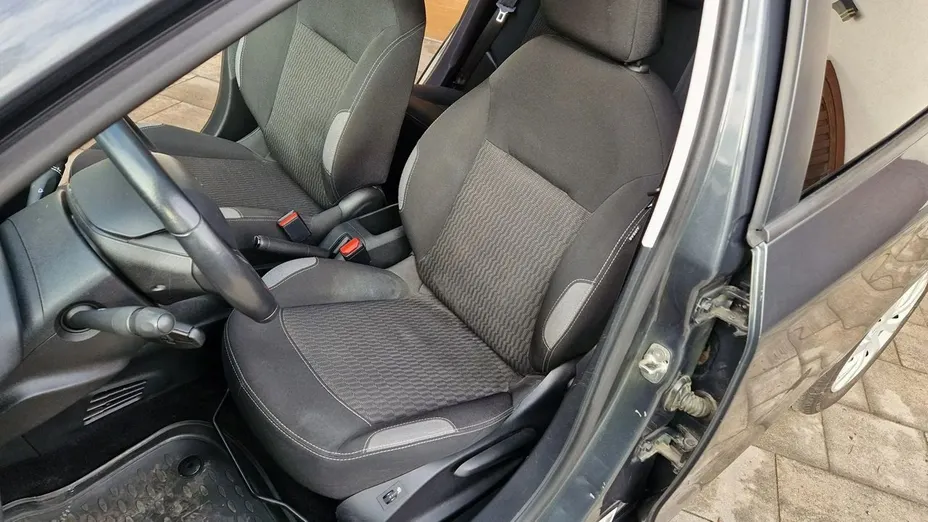PEUGEOT 208 -
