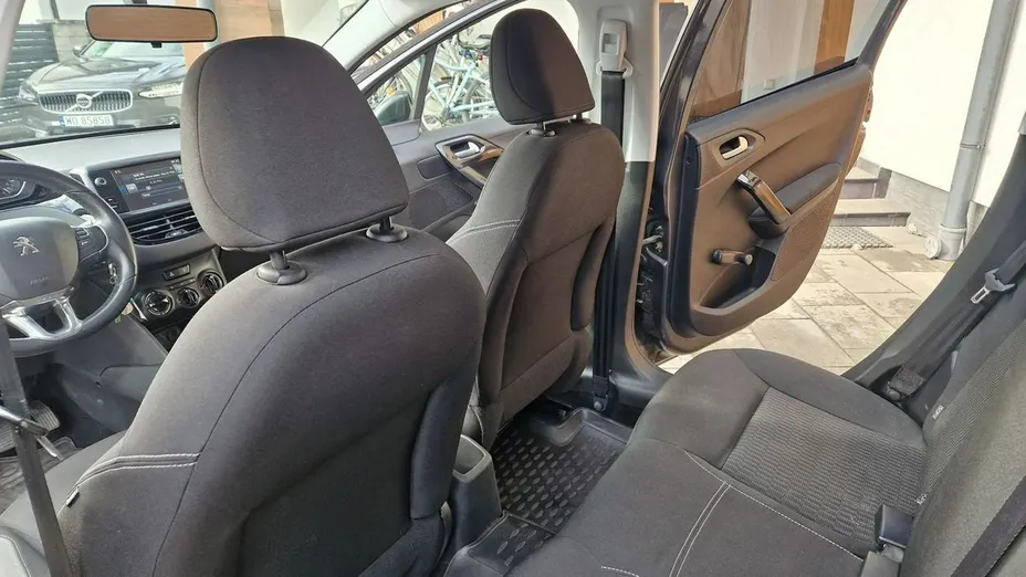 PEUGEOT 208 -