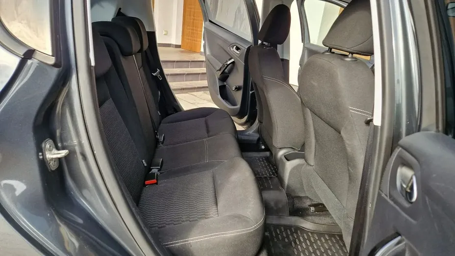 PEUGEOT 208 -