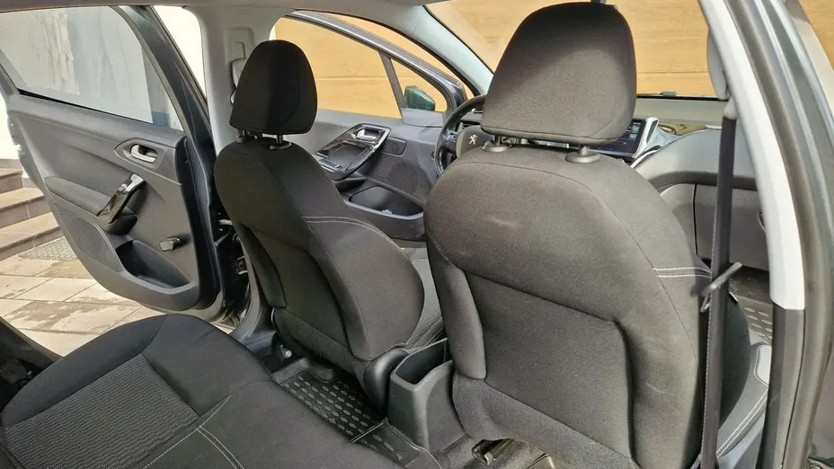 PEUGEOT 208 -
