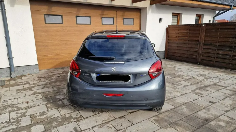 PEUGEOT 208 -