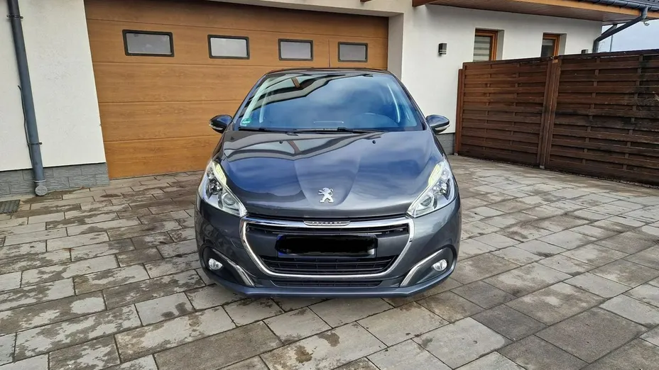 PEUGEOT 208 -
