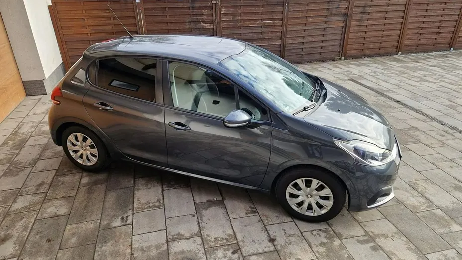 PEUGEOT 208 -
