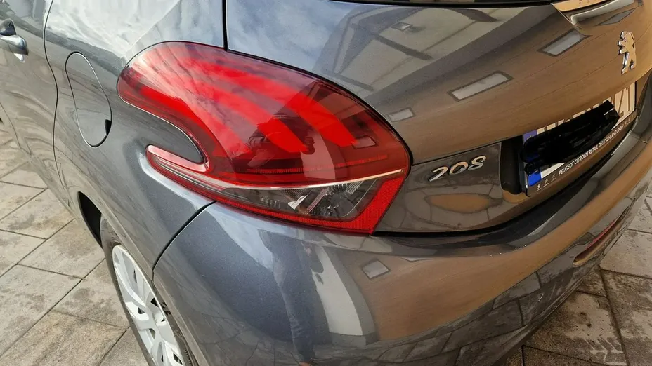 PEUGEOT 208 -