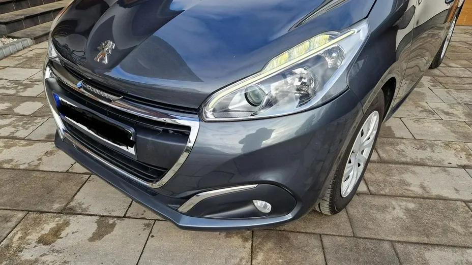 PEUGEOT 208 -