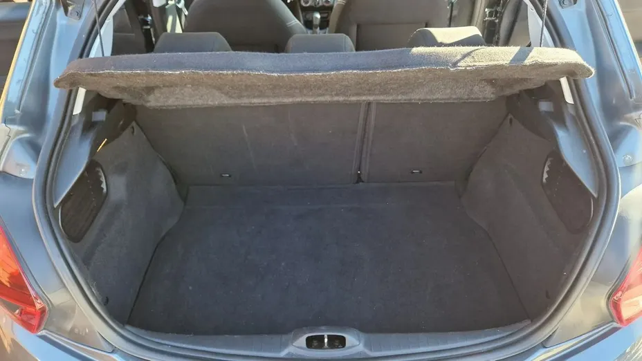 PEUGEOT 208 -