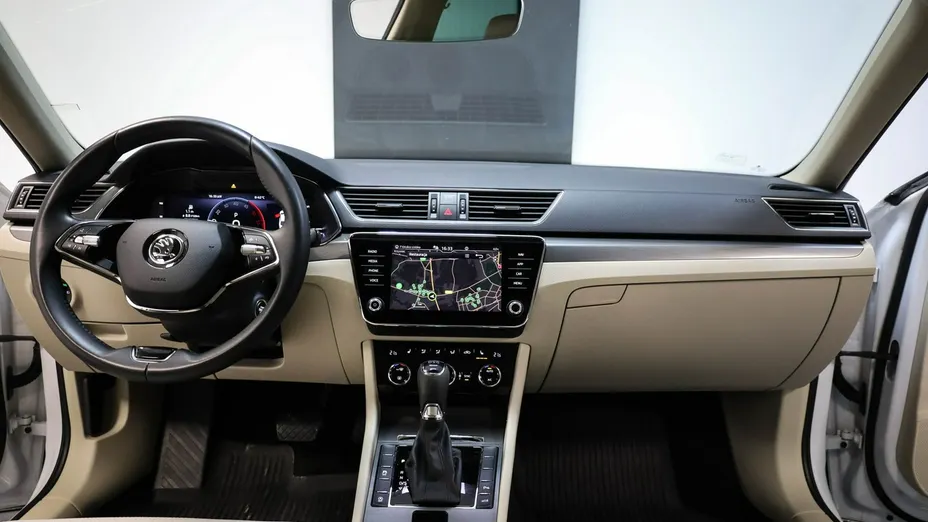 SKODA Superb -