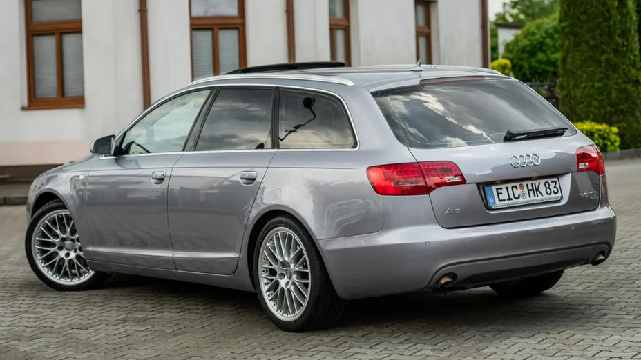 AUDI A6 -