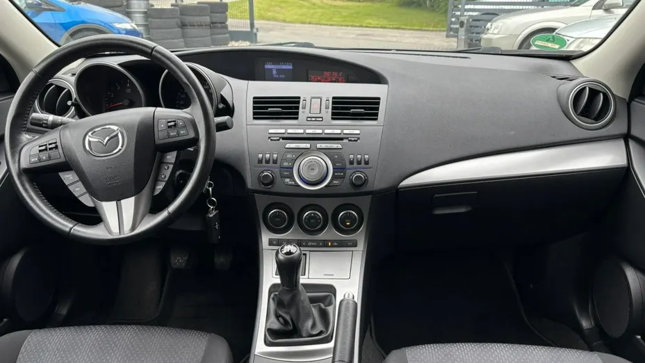 MAZDA 3 -