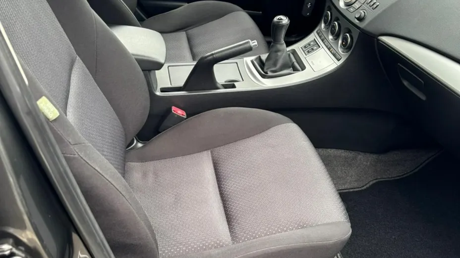 MAZDA 3 -