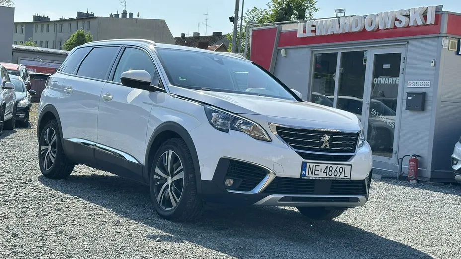 PEUGEOT 5008 -