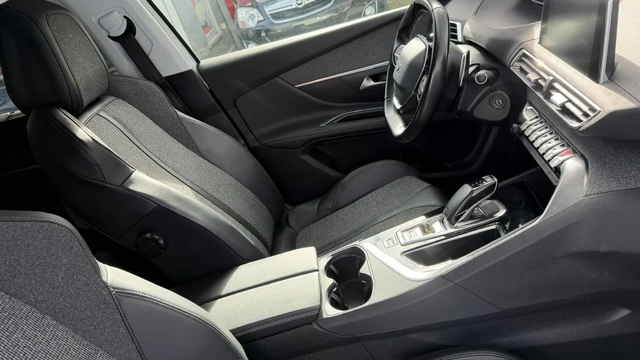 PEUGEOT 5008 -