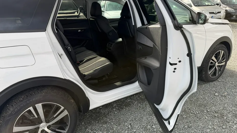 PEUGEOT 5008 -